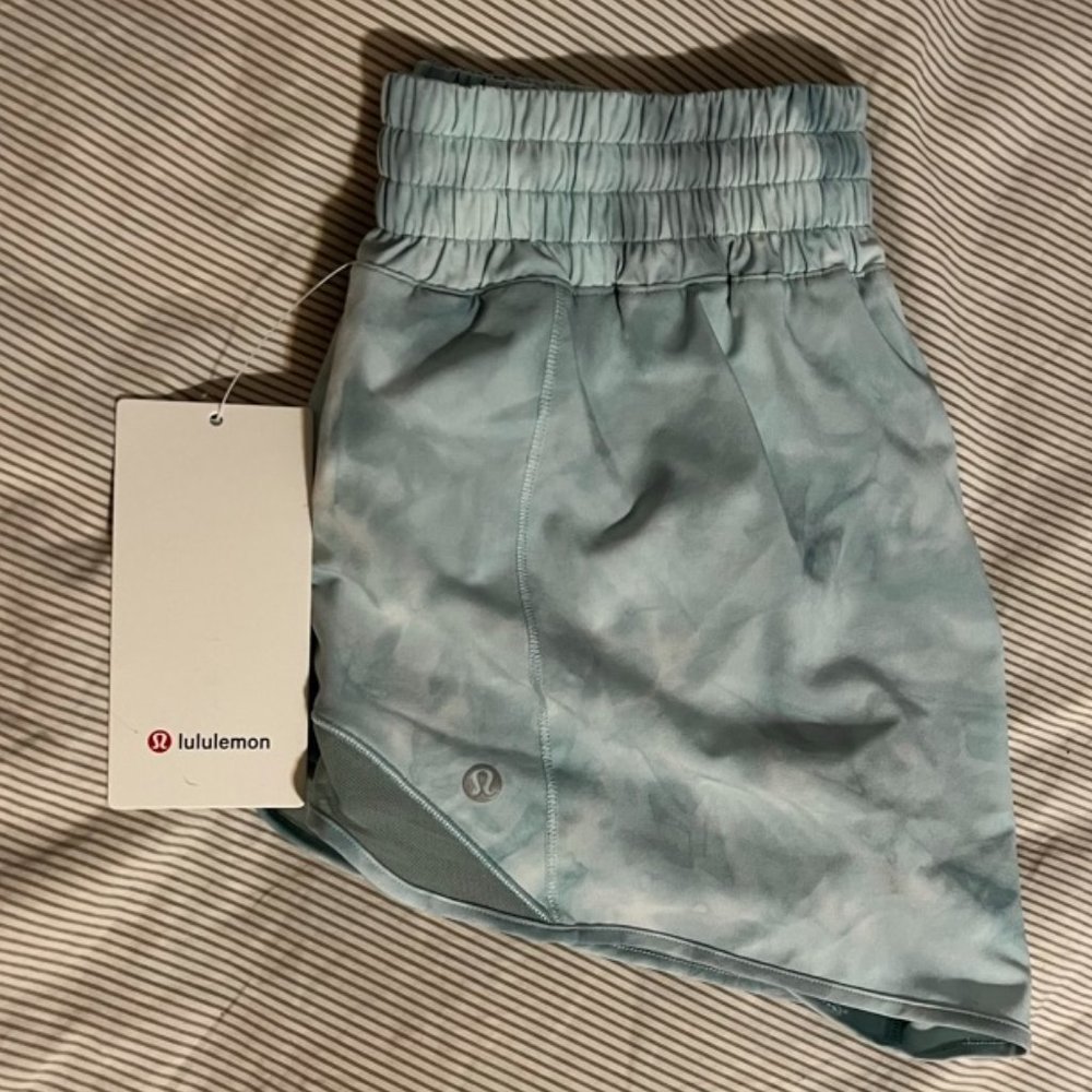 Lululemon Hotty Hot Short High Rise 2.5" Size 8 - Picture 1 of 5